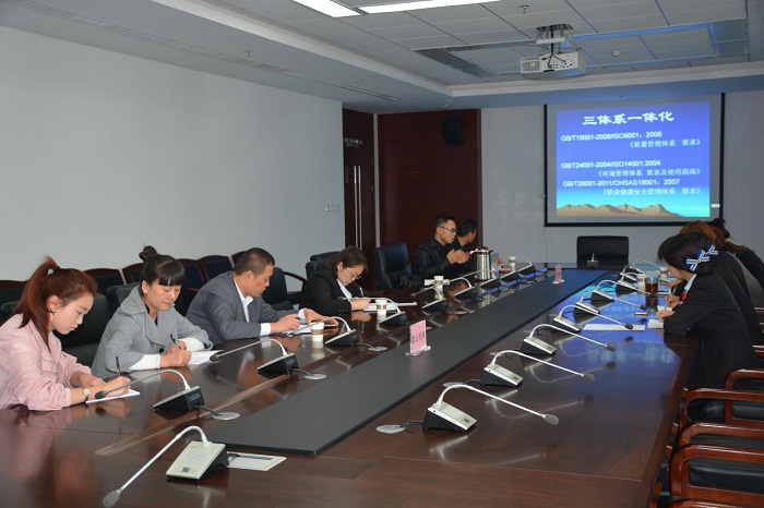 西安英達(dá)思張宏澤對(duì)管理人員進(jìn)行三體系認(rèn)證培訓(xùn)1x700.png